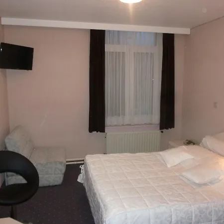 호텔 Kristoffel - Ontbijt Inbegrepen 3*